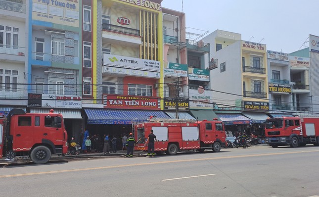 Cháy lớn giữa trưa ở Bình Định, hơn 30 chiến sĩ tới hiện trường dập lửa - Ảnh 2.