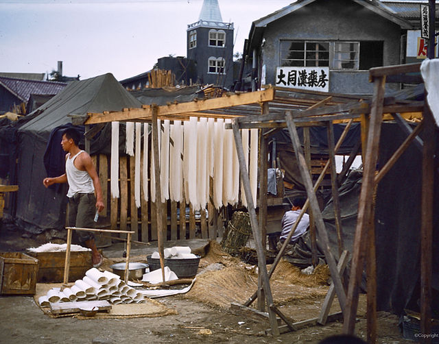 Bộ ảnh hiếm ghi lại cuộc sống ở Hàn Quốc 70 năm trước: Thời trang hoàn toàn khác biệt, tụ điểm nổi tiếng lại hoang sơ khó ai nhận ra - Ảnh 9.
