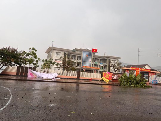 Hình ảnh và clip mưa đá trút xuống dữ dội ở Quảng Nam, Quảng Trị - Ảnh 10.