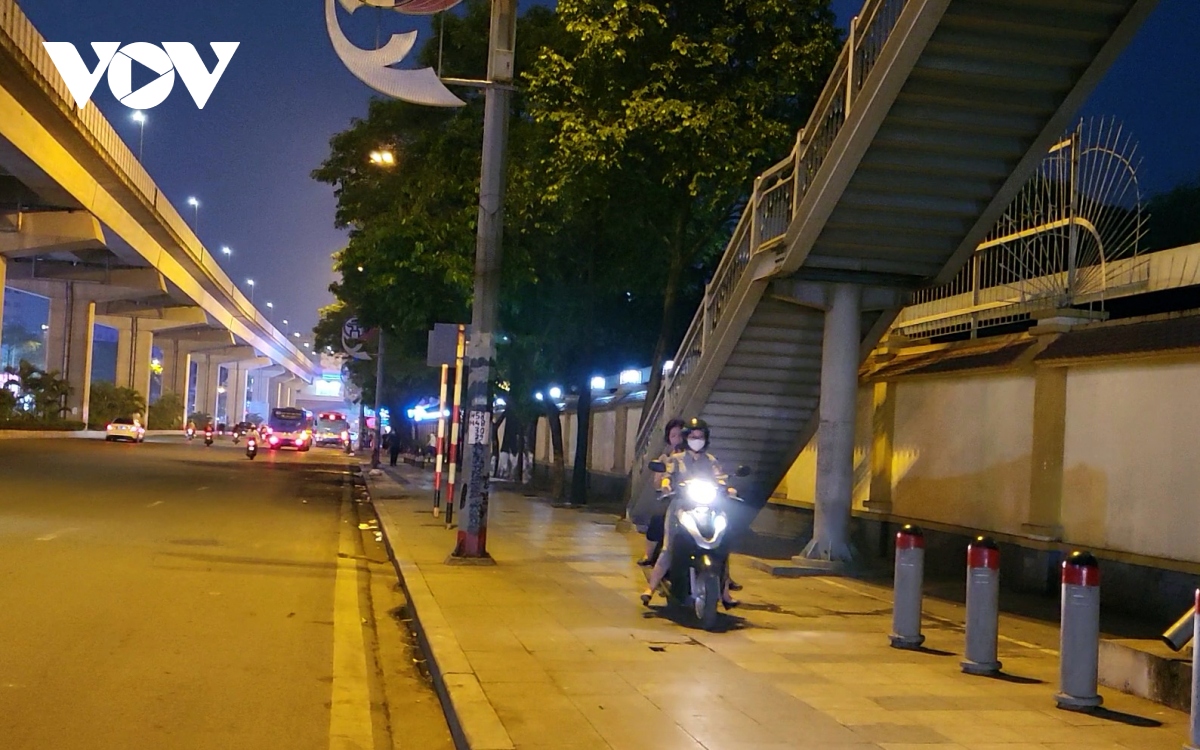 Bất chấp nguy cơ tai nạn, nhiều người ngang nhiên đi ngược chiều trên đường Hà Nội - Ảnh 9.