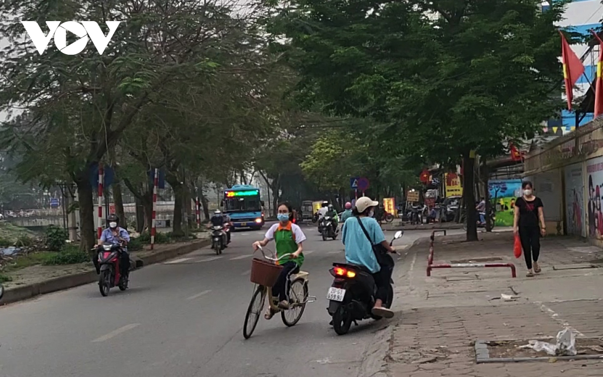 Bất chấp nguy cơ tai nạn, nhiều người ngang nhiên đi ngược chiều trên đường Hà Nội - Ảnh 4.