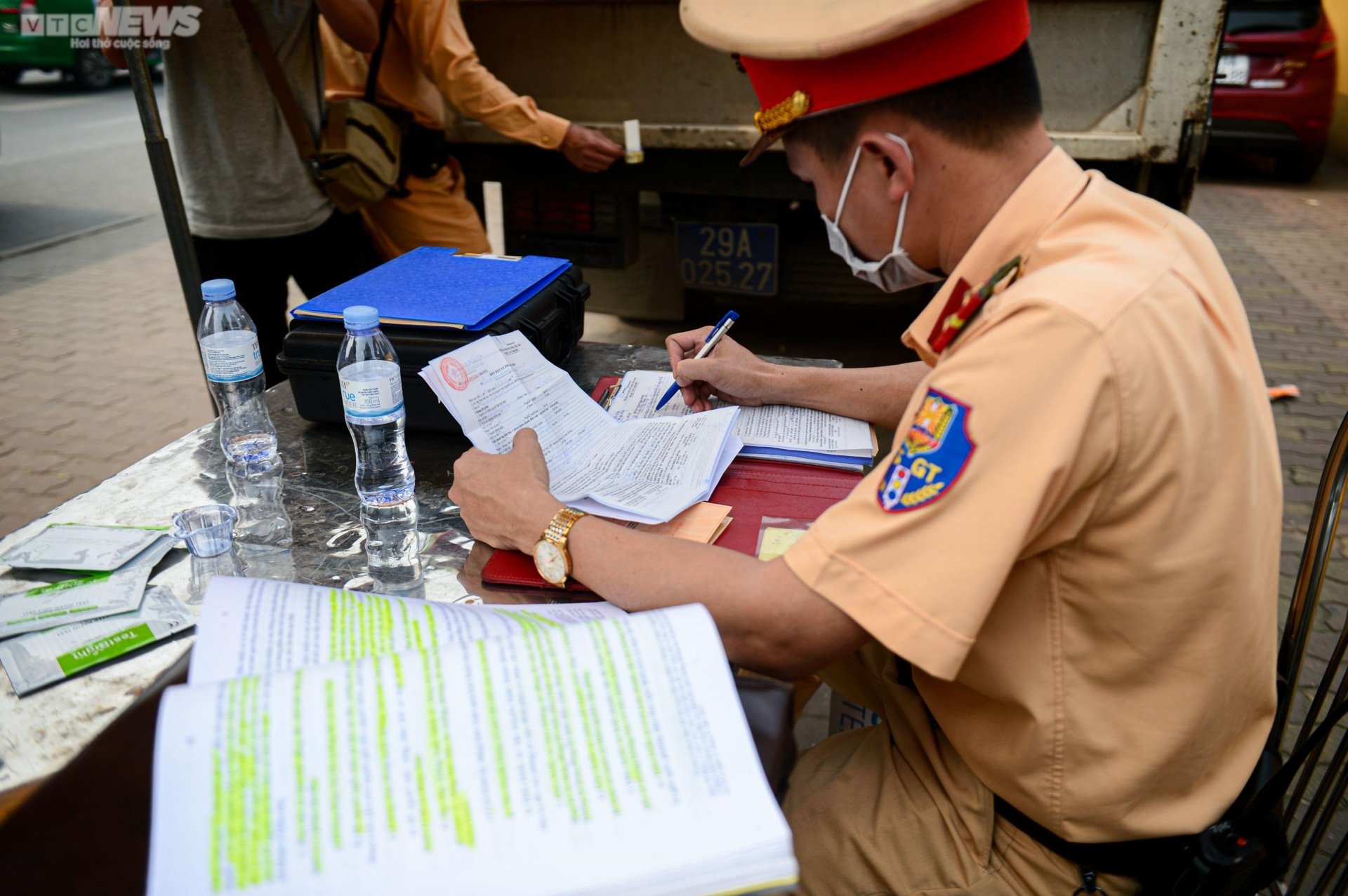 CSGT Hà Nội dẹp nạn 'bến cóc' test ma tuý, nồng độ cồn - Ảnh 10.