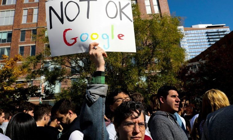 Google vẫn ‘thưởng’ CEO Sundar Pichai 200 triệu USD dù sa thải lượng lớn lao động, cắt giảm tới cả dập ghim và bàn làm việc nhân viên - Ảnh 3.