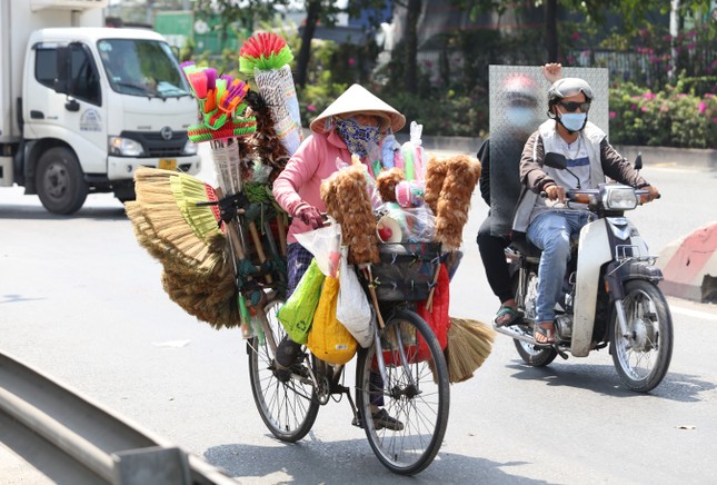 Quay quắt mưu sinh dưới trời nắng nóng như đổ lửa ở TPHCM - Ảnh 8.