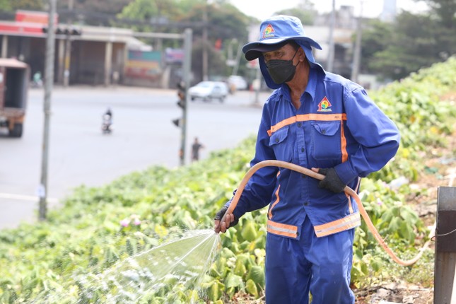 Quay quắt mưu sinh dưới trời nắng nóng như đổ lửa ở TPHCM - Ảnh 5.