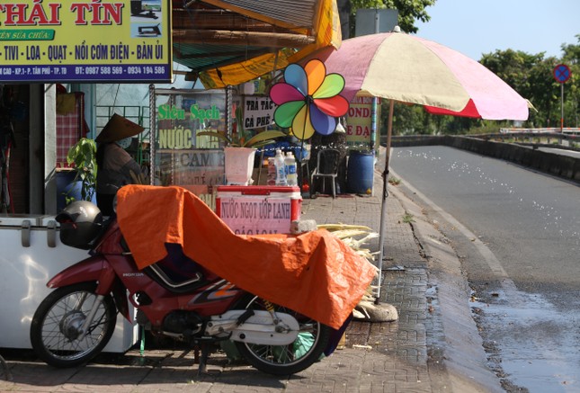 Quay quắt mưu sinh dưới trời nắng nóng như đổ lửa ở TPHCM - Ảnh 4.