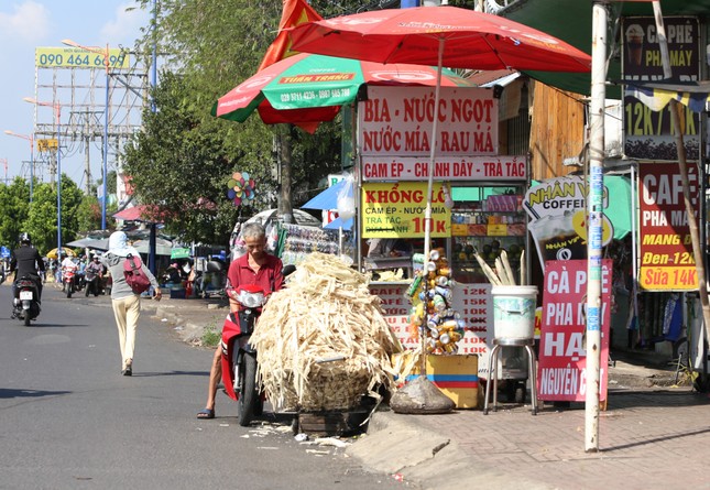 Quay quắt mưu sinh dưới trời nắng nóng như đổ lửa ở TPHCM - Ảnh 11.