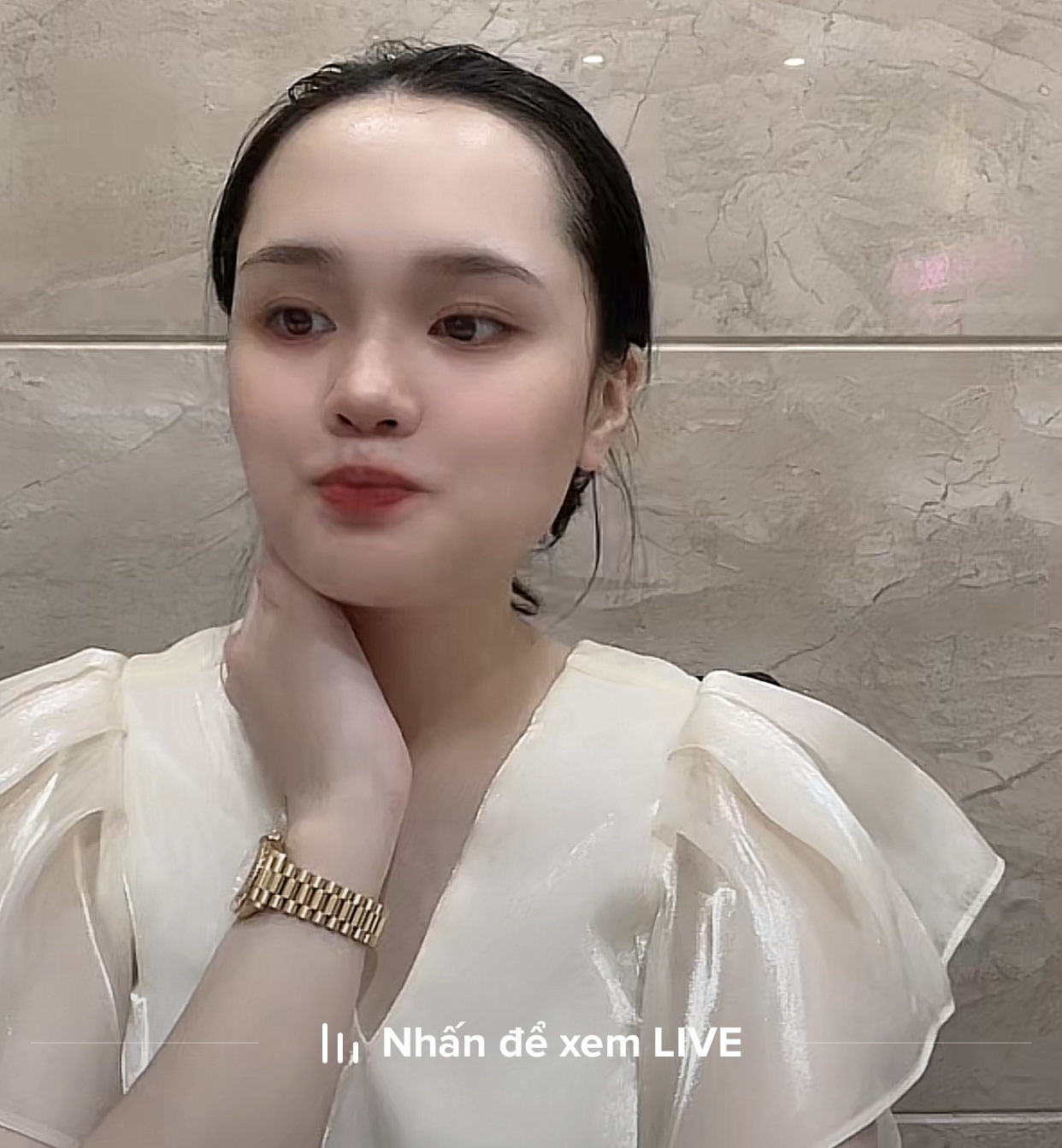 Quỳnh Anh diện đồng hồ trị giá cả tỷ đồng được cầu thủ Duy Mạnh tặng khi livestream bán hàng - Ảnh 1.