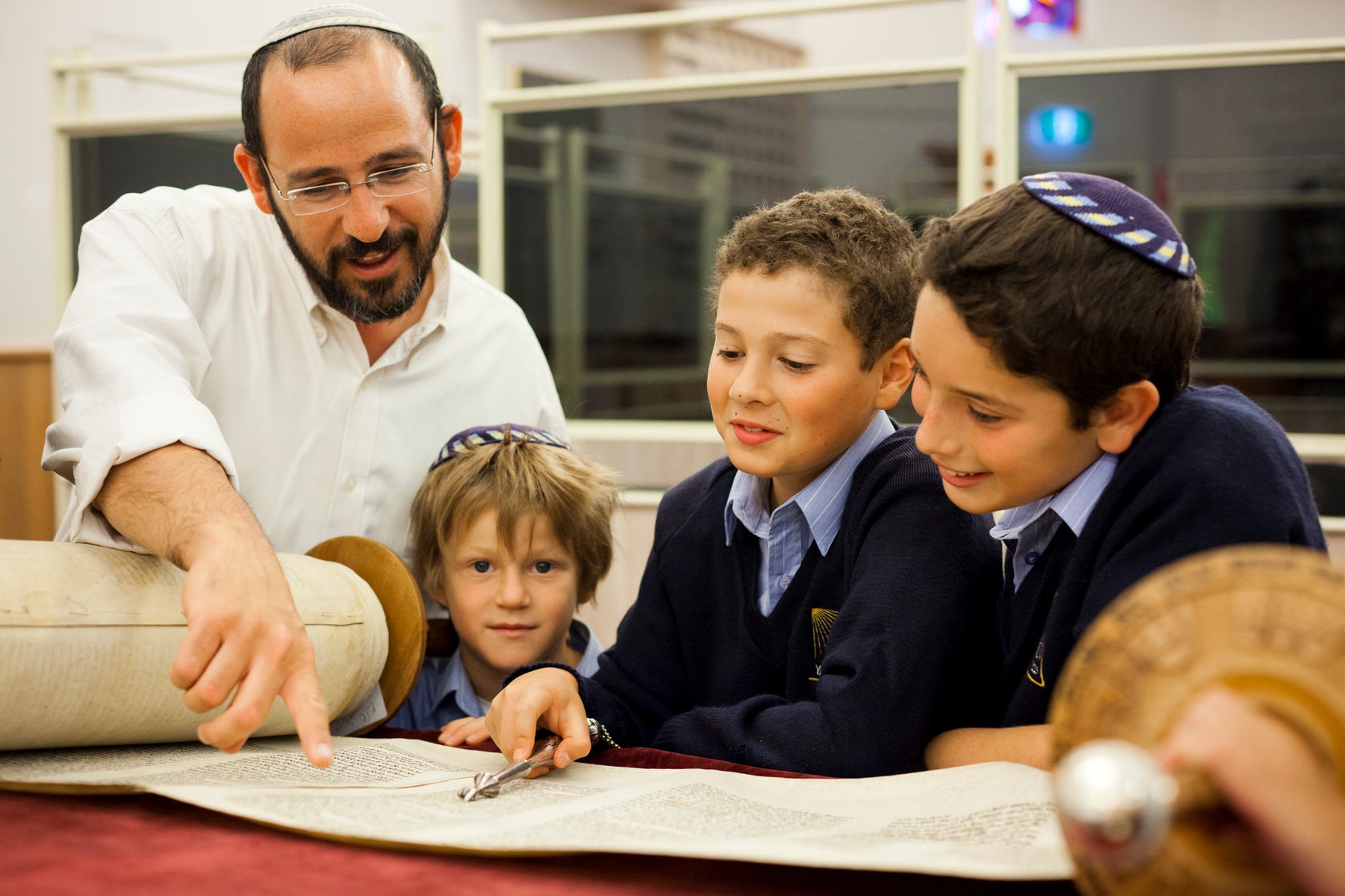 Vì sao người Do Thái chiếm tới 11,6% tỷ phú trên thế giới? Nguyên nhân đến từ 8 cách giáo dục thông minh, cha mẹ nào cũng nên tham khảo - Ảnh 2.