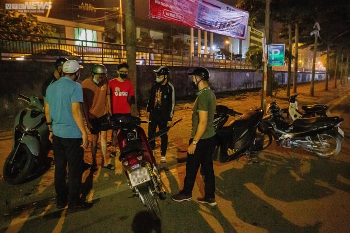 Cảnh sát 141 hóa trang tóm các 'quái xế' nẹt pô, lạng lách trên phố Hà Nội - Ảnh 12.