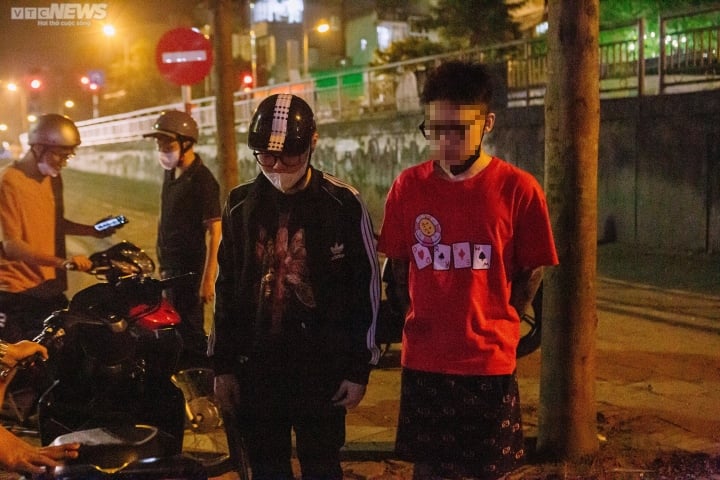 Cảnh sát 141 hóa trang tóm các 'quái xế' nẹt pô, lạng lách trên phố Hà Nội - Ảnh 13.