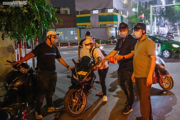 Cảnh sát 141 hóa trang tóm các 'quái xế' nẹt pô, lạng lách trên phố Hà Nội - Ảnh 2.