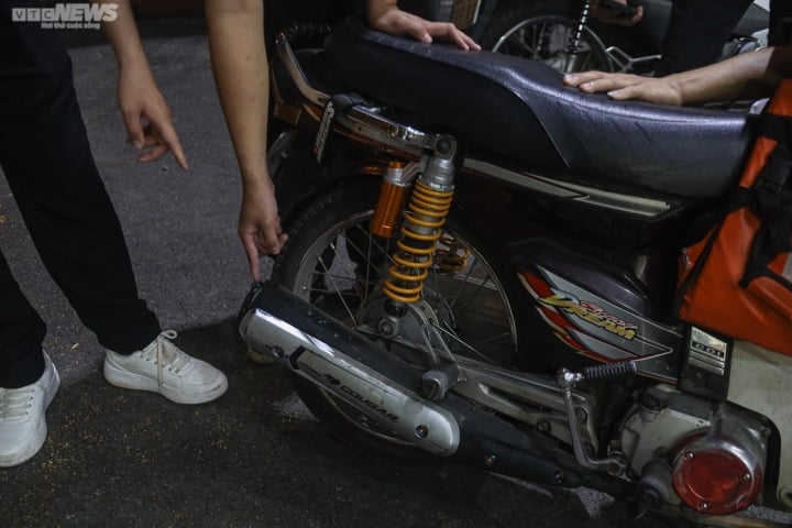 Cảnh sát 141 hóa trang tóm các 'quái xế' nẹt pô, lạng lách trên phố Hà Nội - Ảnh 4.