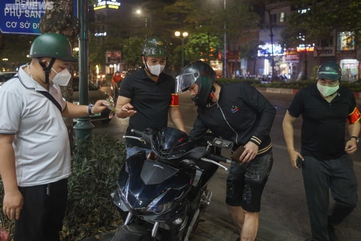 Cảnh sát 141 hóa trang tóm các 'quái xế' nẹt pô, lạng lách trên phố Hà Nội - Ảnh 5.