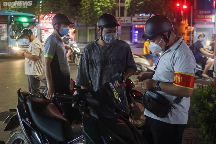 Cảnh sát 141 hóa trang tóm các 'quái xế' nẹt pô, lạng lách trên phố Hà Nội - Ảnh 6.