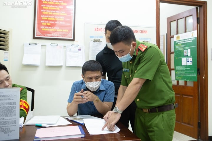 Cảnh sát 141 hóa trang tóm các 'quái xế' nẹt pô, lạng lách trên phố Hà Nội - Ảnh 9.