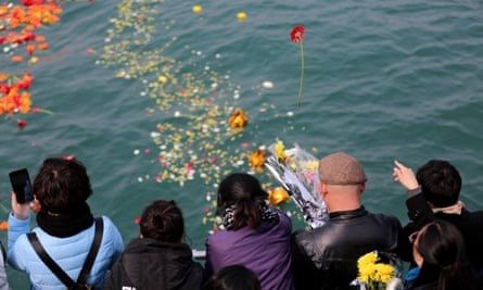 Nghĩa trang hết đất, Trung Quốc chọn giải pháp an táng trên biển: “Một trăm lễ lạy sau khi chết cũng không bằng nửa ngày có tình có nghĩa với nhau khi còn sống” - Ảnh 1.