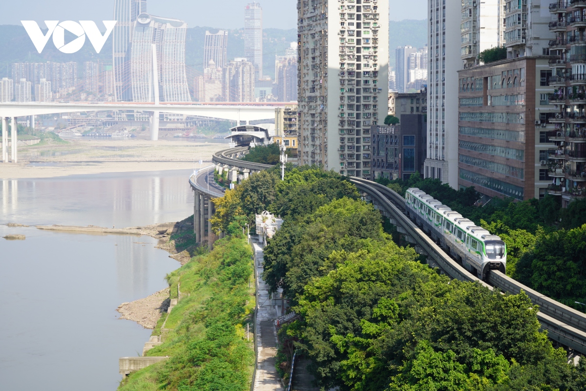 Thành phố trên núi và hệ thống đường sắt nội đô “viễn tưởng” ở Trung Quốc - Ảnh 4.