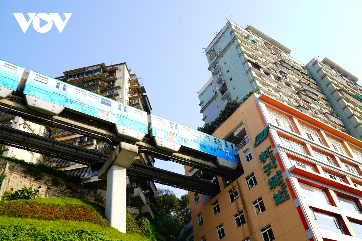 Thành phố trên núi và hệ thống đường sắt nội đô “viễn tưởng” ở Trung Quốc - Ảnh 2.