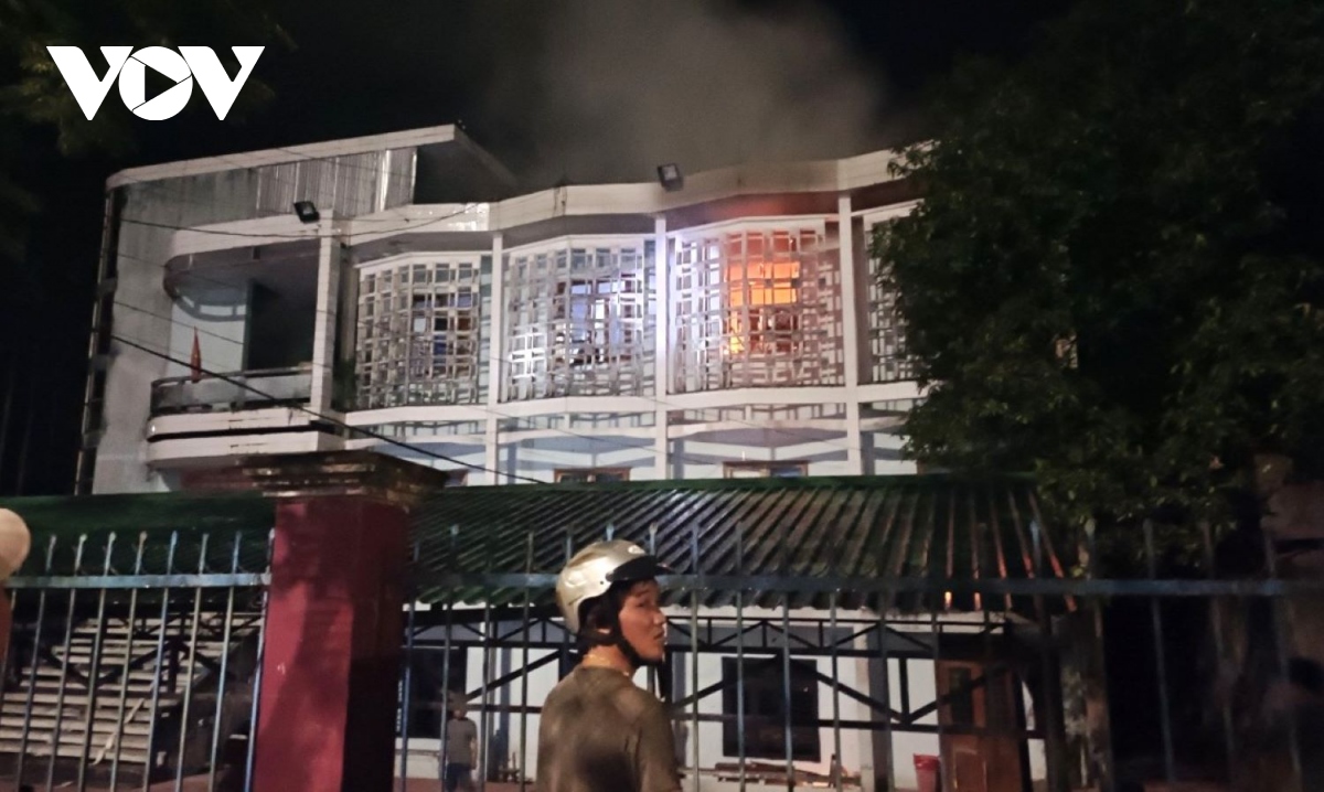 Cháy trụ sở Phòng Giáo dục huyện Trà Bồng (Quảng Ngãi) thiêu rụi nhiều tài liệu - Ảnh 1.