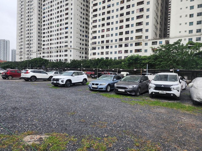 Chùm ảnh: Bên trong 2 bãi đậu xe lậu 'khủng' ở Linh Đàm bị yêu cầu đóng cửa - Ảnh 2.