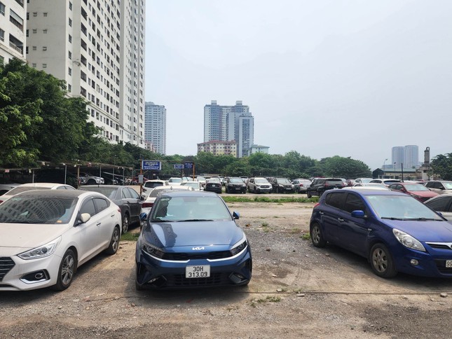 Chùm ảnh: Bên trong 2 bãi đậu xe lậu 'khủng' ở Linh Đàm bị yêu cầu đóng cửa - Ảnh 9.