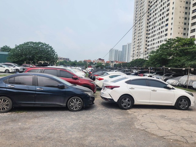 Chùm ảnh: Bên trong 2 bãi đậu xe lậu 'khủng' ở Linh Đàm bị yêu cầu đóng cửa - Ảnh 1.