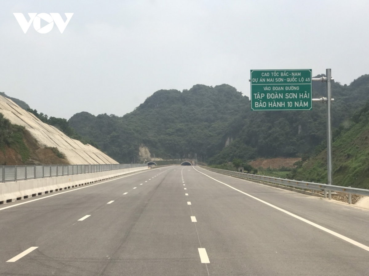 Cận cảnh cao tốc 12.000 tỷ Mai Sơn-Quốc lộ 45 chính thức thông xe ngày 29/4 - Ảnh 7.