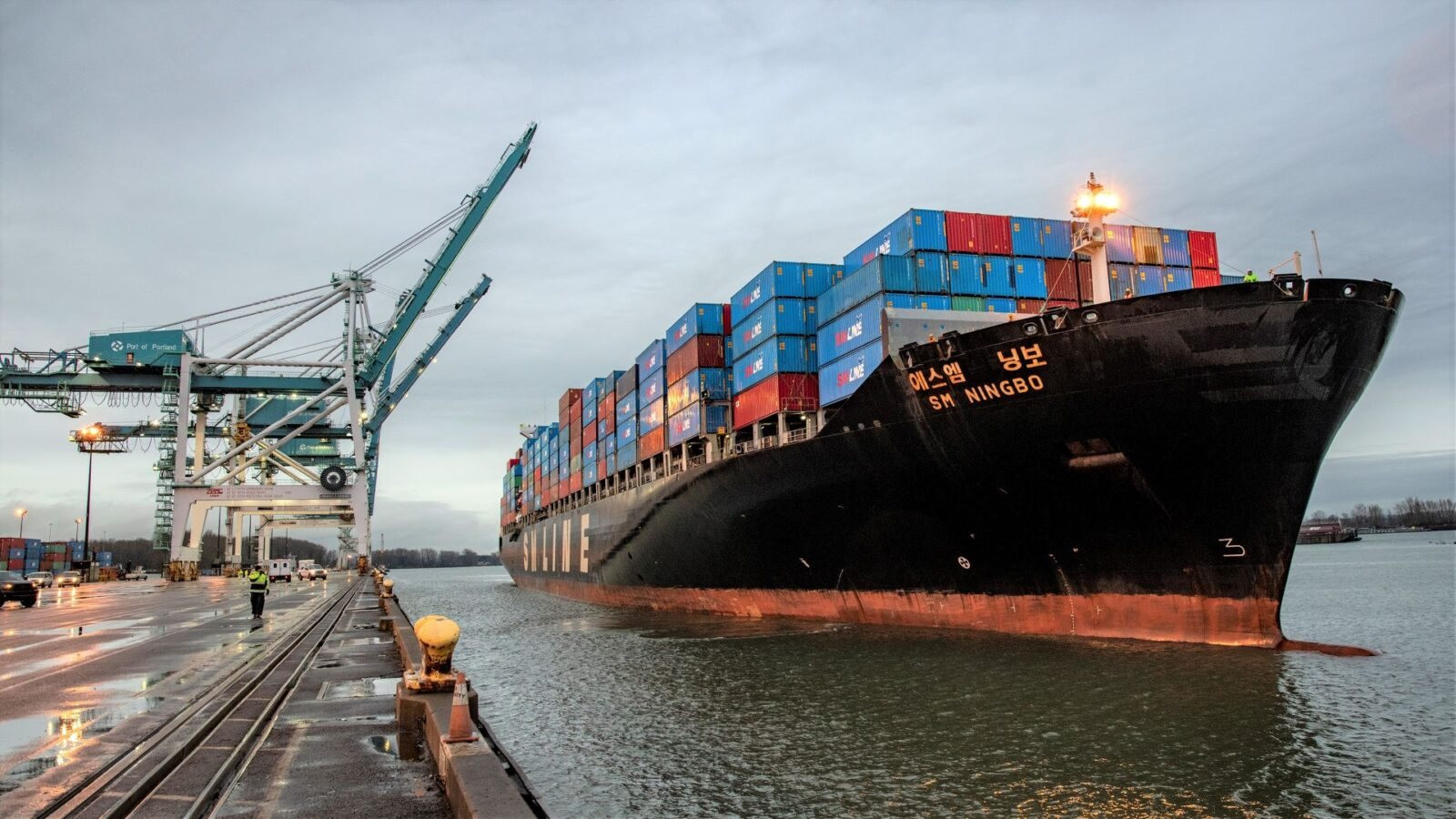 Các cảng của Mỹ "đói" container: Miếng bánh ngày càng nhỏ, hàng hóa từ Trung Quốc ngày một ít - Ảnh 1.