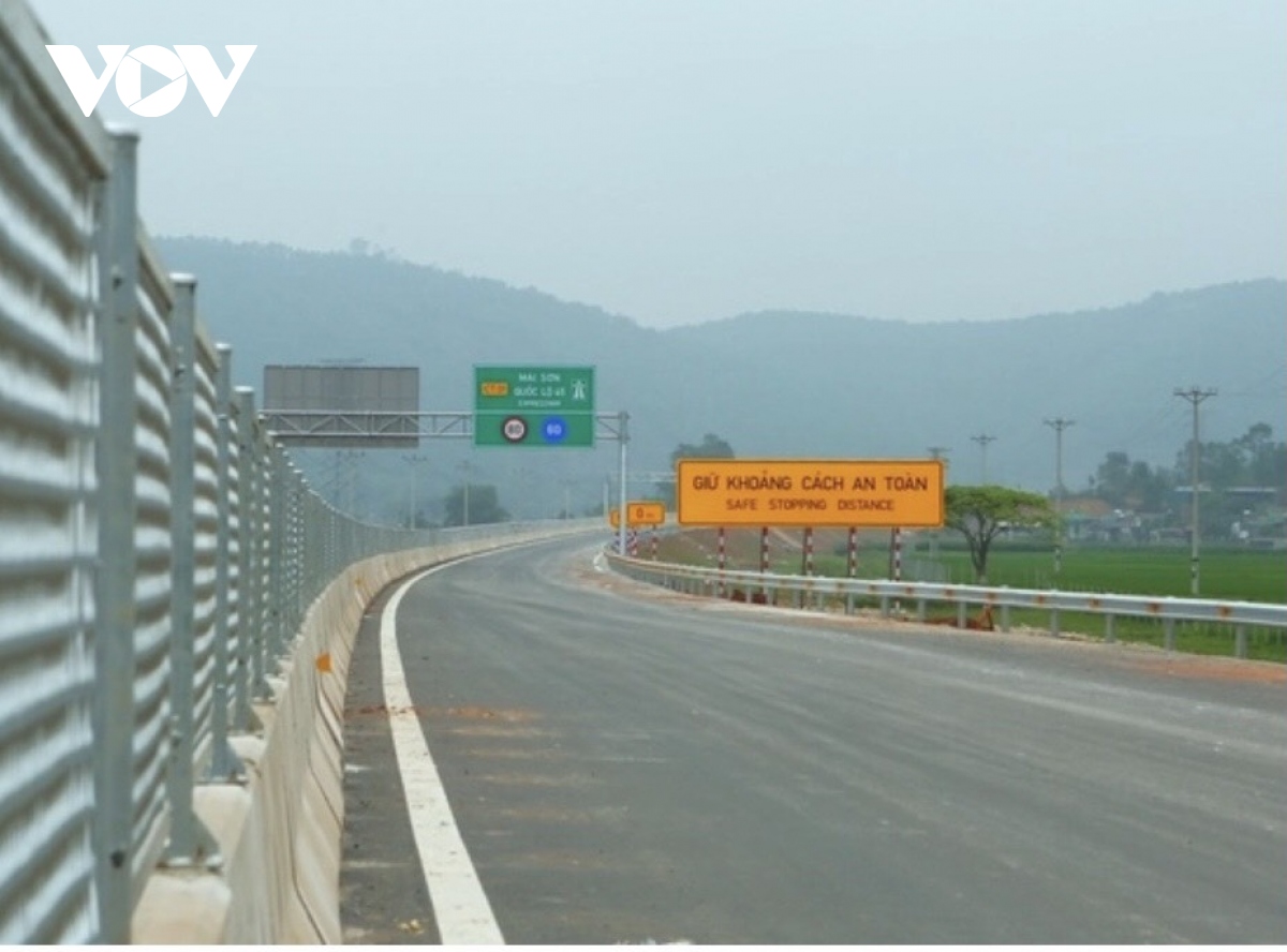 Cận cảnh cao tốc 12.000 tỷ Mai Sơn-Quốc lộ 45 chính thức thông xe ngày 29/4 - Ảnh 3.