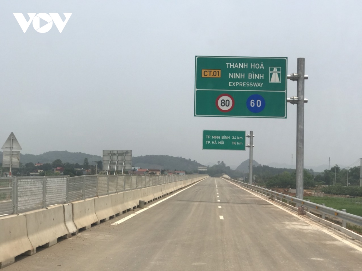 Cận cảnh cao tốc 12.000 tỷ Mai Sơn-Quốc lộ 45 chính thức thông xe ngày 29/4 - Ảnh 1.