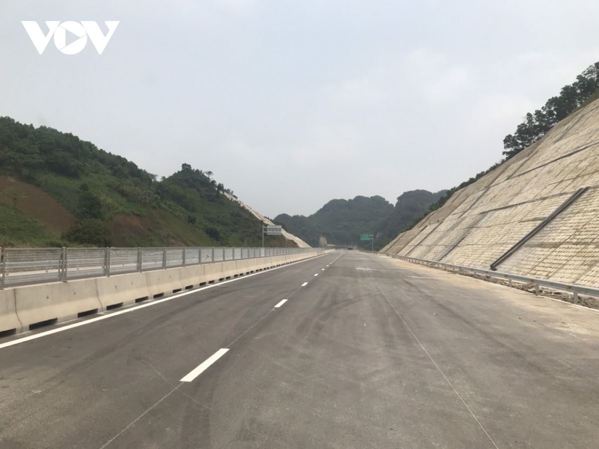 Cận cảnh cao tốc 12.000 tỷ Mai Sơn-Quốc lộ 45 chính thức thông xe ngày 29/4 - Ảnh 9.