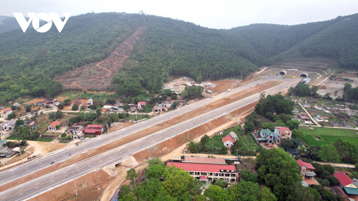 Cận cảnh cao tốc 12.000 tỷ Mai Sơn-Quốc lộ 45 chính thức thông xe ngày 29/4 - Ảnh 4.