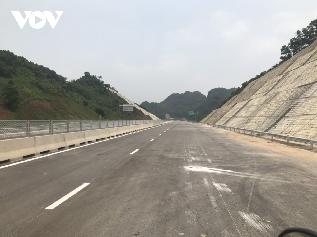 Cận cảnh cao tốc 12.000 tỷ Mai Sơn-Quốc lộ 45 chính thức thông xe ngày 29/4 - Ảnh 8.