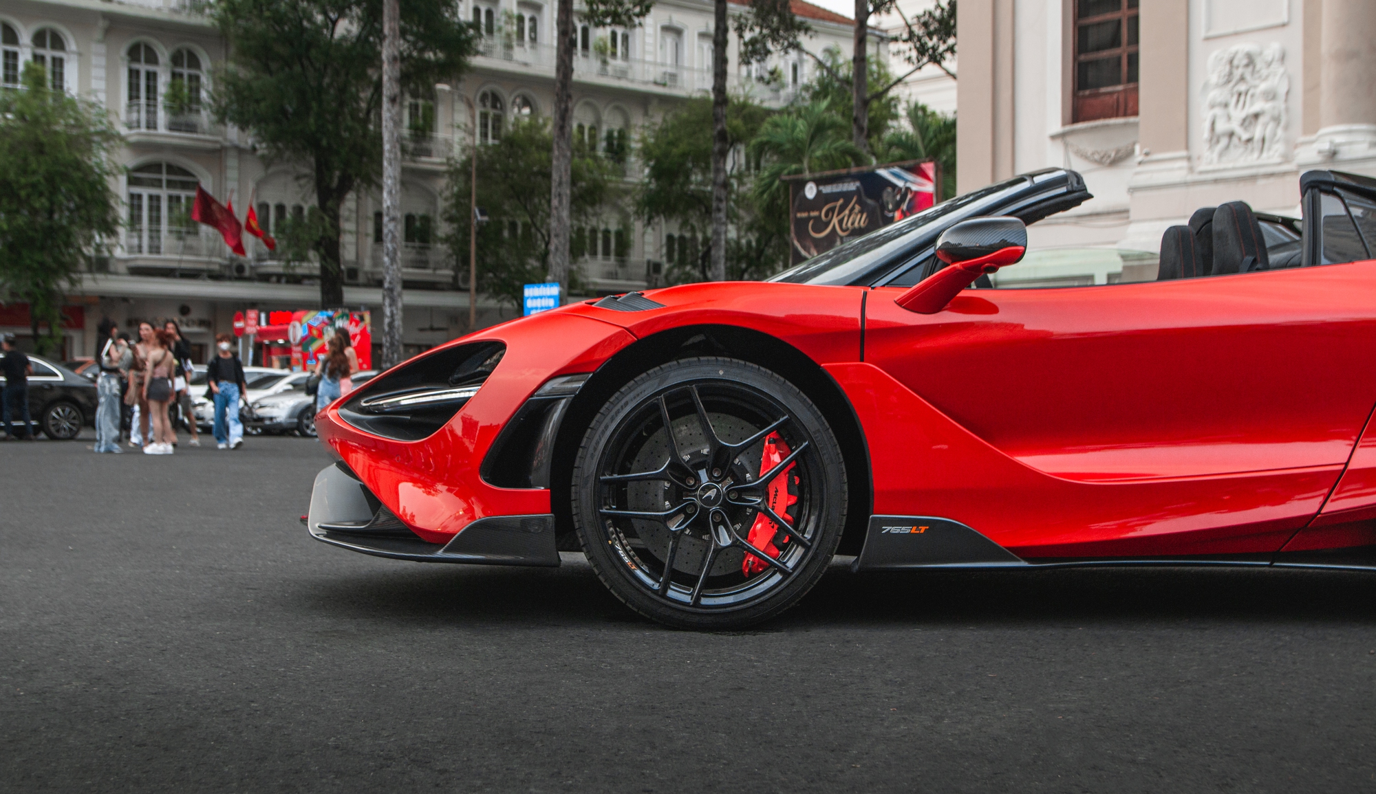 McLaren 765LT Spider đầu tiên về Việt Nam phục vụ giới đại gia, giá gần 30 tỷ đồng - Ảnh 4.