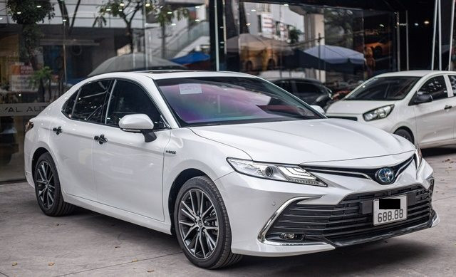 Toyota Camry biển đẹp san bằng tất cả rao bán với giá ngang căn nhà, xe chưa từng lăn bánh - Ảnh 2.