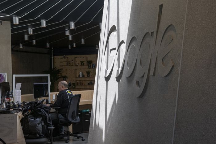 Vị thế thống trị của Google đang chịu tổn thương nghiêm trọng: Ngày tăng trưởng doanh thu 2 chữ số là dĩ vãng, thua đau trước 'tân binh' mới nổi - Ảnh 3.