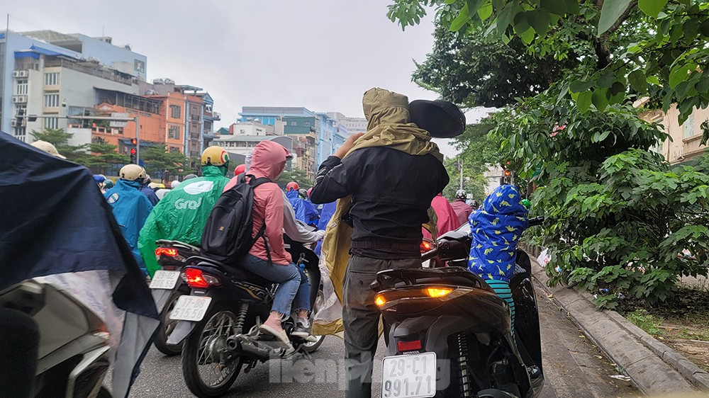 Người dân Thủ đô chật vật đi làm trong mưa rét bất thường - Ảnh 6.