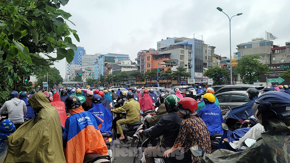 Người dân Thủ đô chật vật đi làm trong mưa rét bất thường - Ảnh 8.