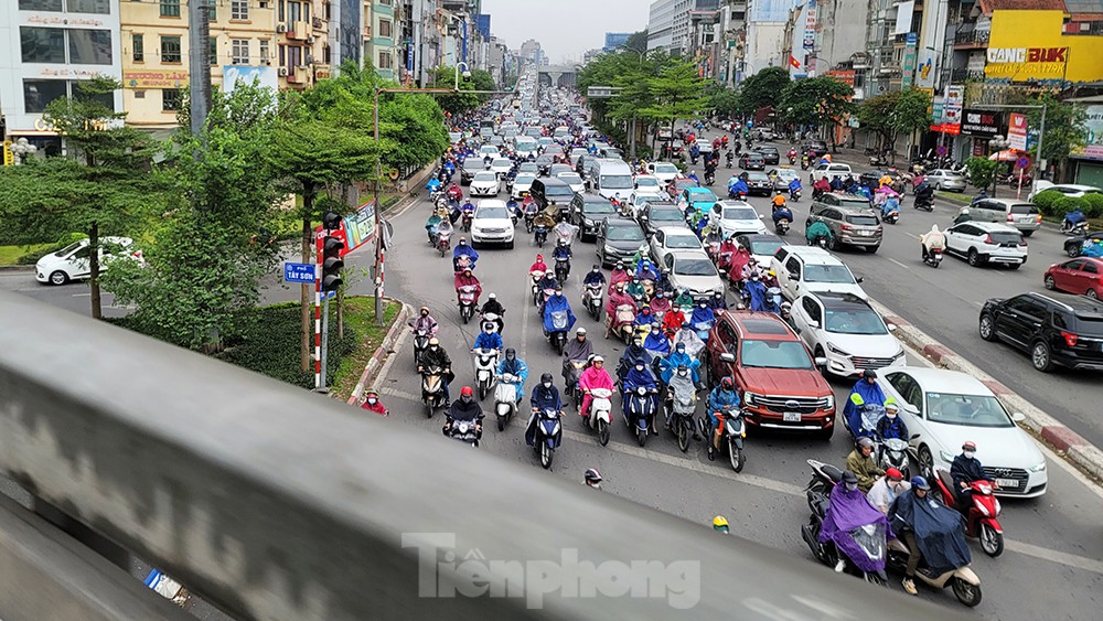 Người dân Thủ đô chật vật đi làm trong mưa rét bất thường - Ảnh 9.