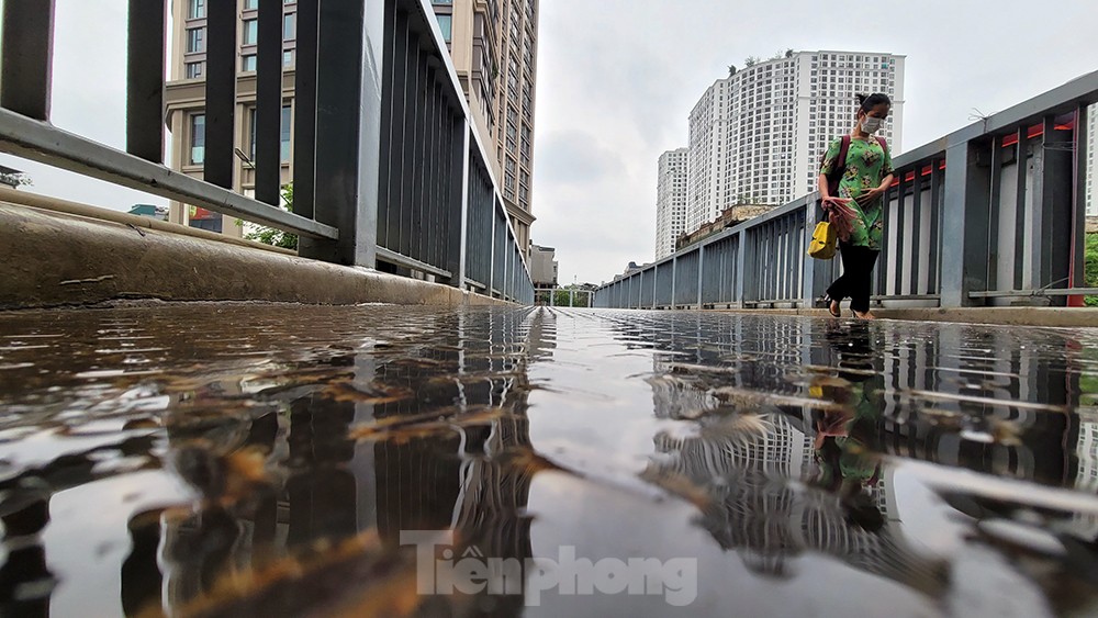 Người dân Thủ đô chật vật đi làm trong mưa rét bất thường - Ảnh 11.