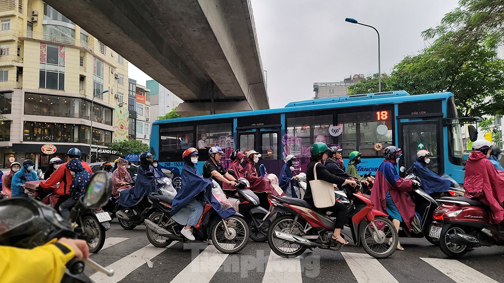 Người dân Thủ đô chật vật đi làm trong mưa rét bất thường - Ảnh 13.