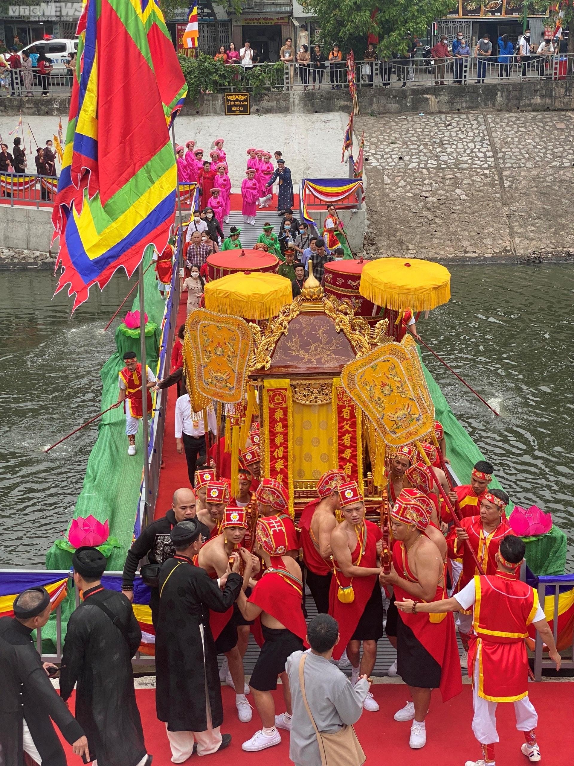 Người Hà Nội nô nức đến chùa Láng xem rước kiệu Thánh qua sông Tô Lịch - Ảnh 13.