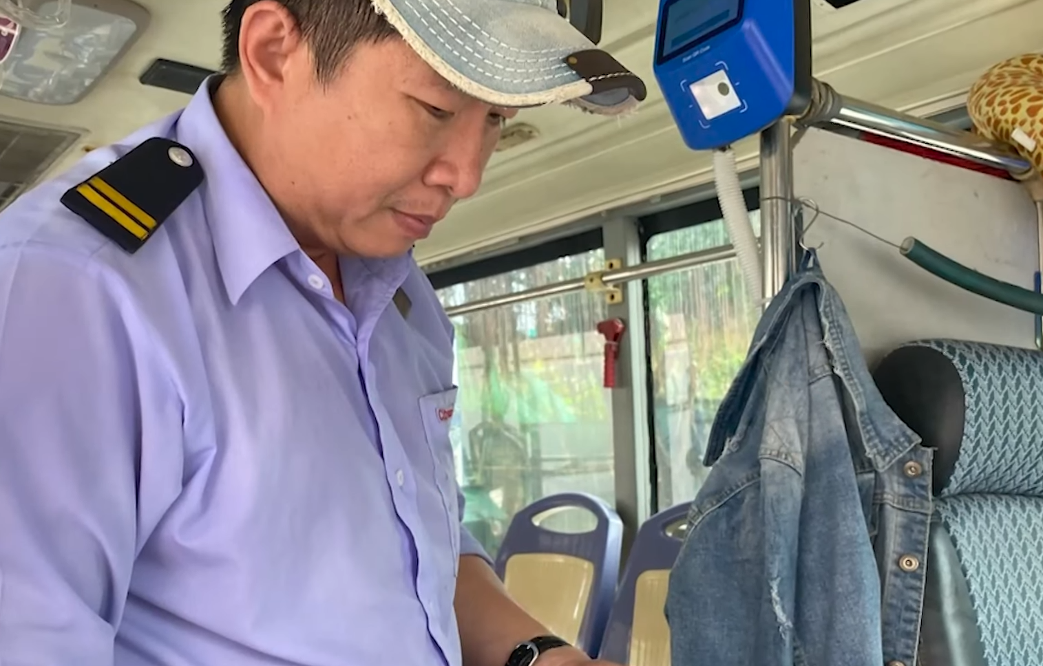 Đang làm ngân hàng thì chuyển qua lái xe buýt, tài xế 6 năm hóa &quot;người hùng&quot;, nổi khắp Sài Gòn - Ảnh 3.