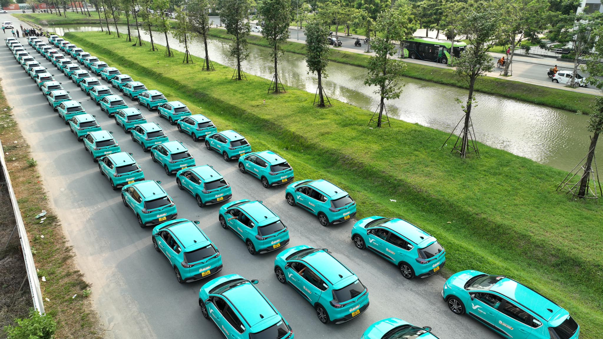 Cận cảnh hàng trăm  taxi điện của tỉ phú Phạm Nhật Vượng tại TP HCM - Ảnh 1.
