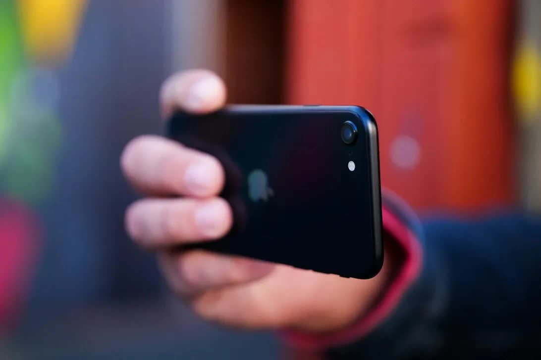 Chiếc iPhone thất bại nhất Việt Nam: Chưa bị khai tử nhưng đã phải rút khỏi kệ chỉ trong vài tháng mở bán - Ảnh 2.