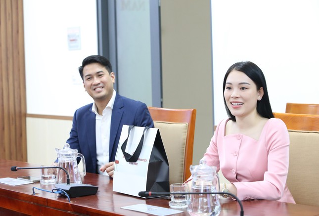 Phillip Nguyễn và Linh Rin dời lễ cưới, tặng 1,5 tỷ đồng cho công nhân mất việc - Ảnh 2.