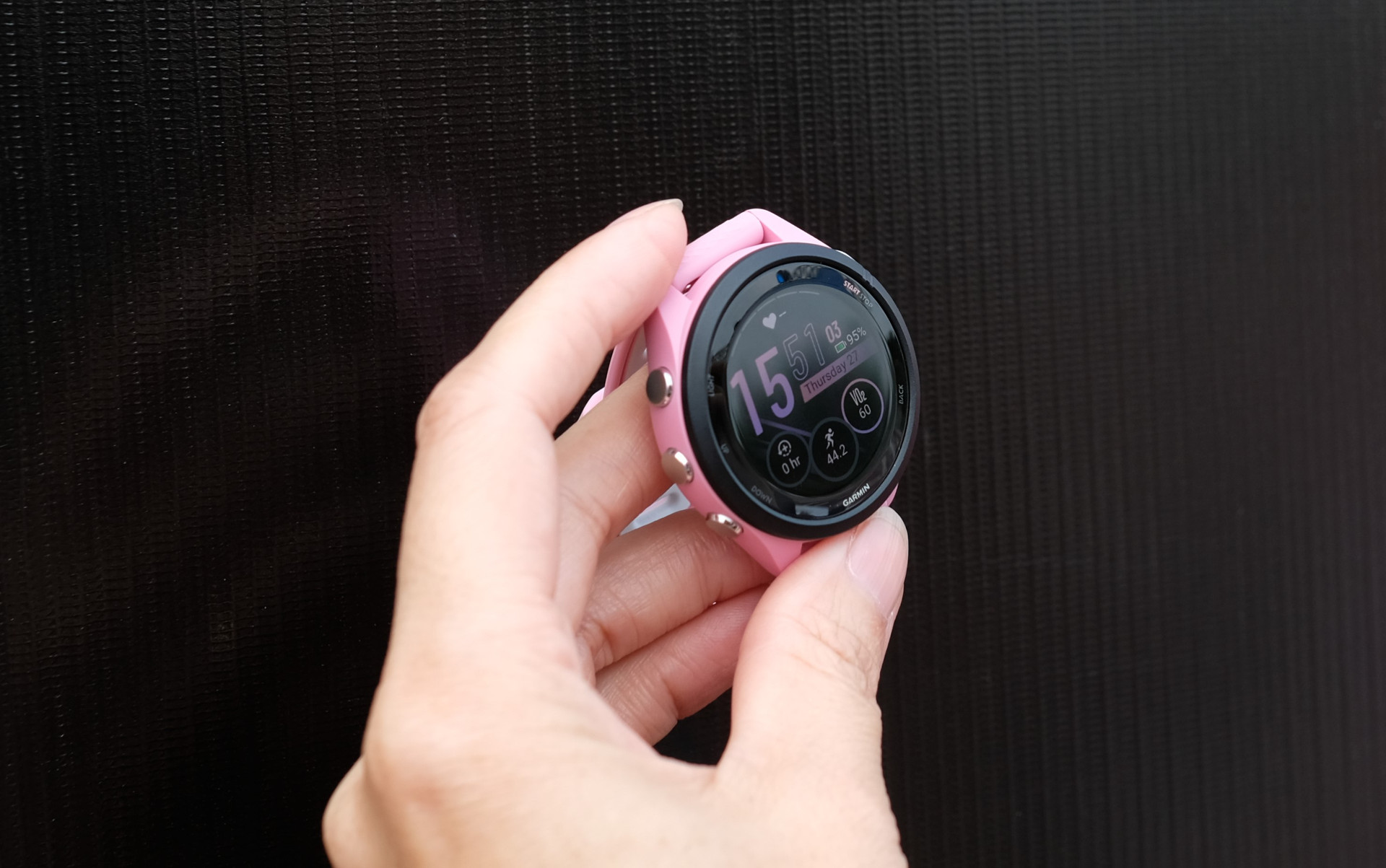 Garmin ra mắt đồng hồ chạy bộ GPS trang bị màn hình AMOLED đầu tiên thế giới, giá từ 11,7 triệu đồng - Ảnh 3.