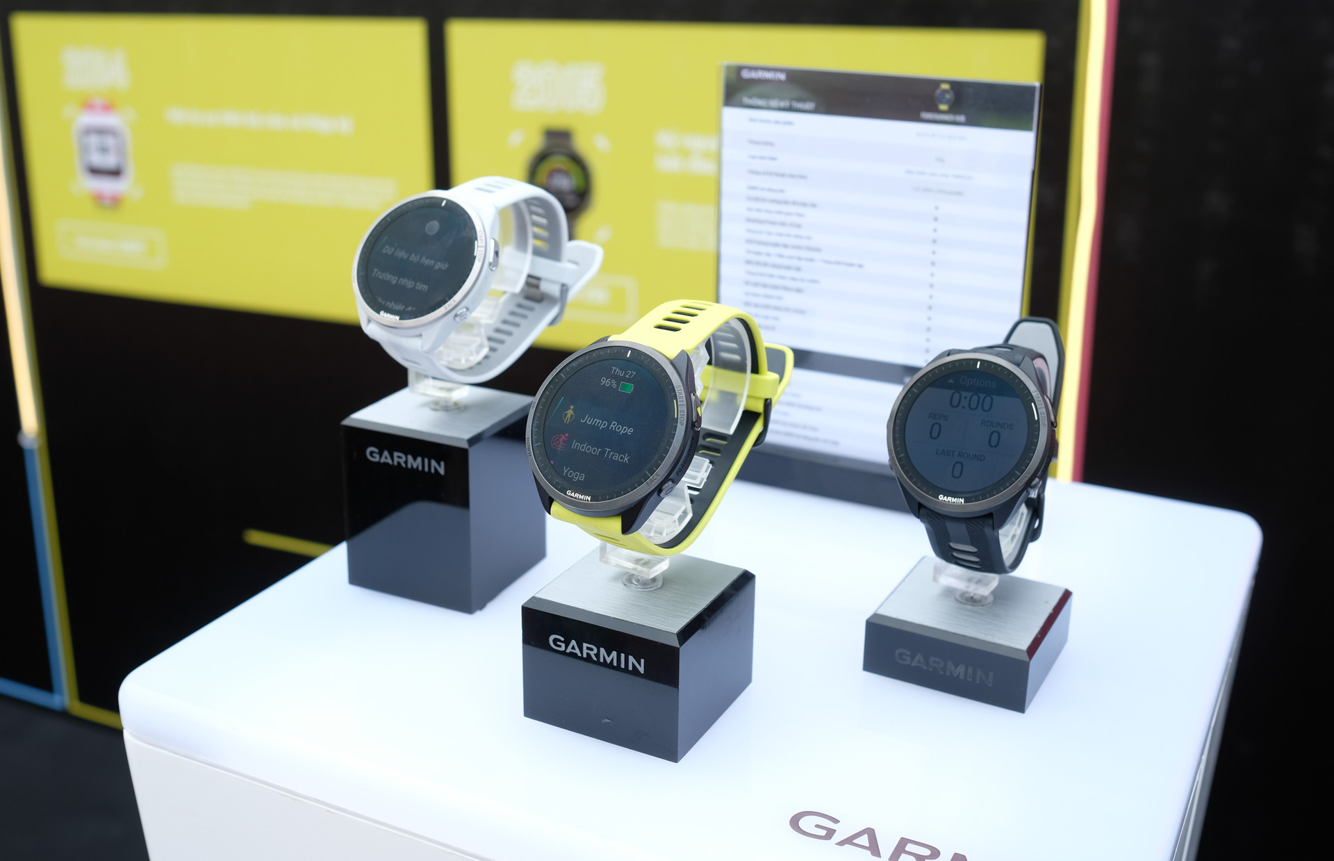 Garmin ra mắt đồng hồ chạy bộ GPS trang bị màn hình AMOLED đầu tiên thế giới, giá từ 11,7 triệu đồng - Ảnh 5.