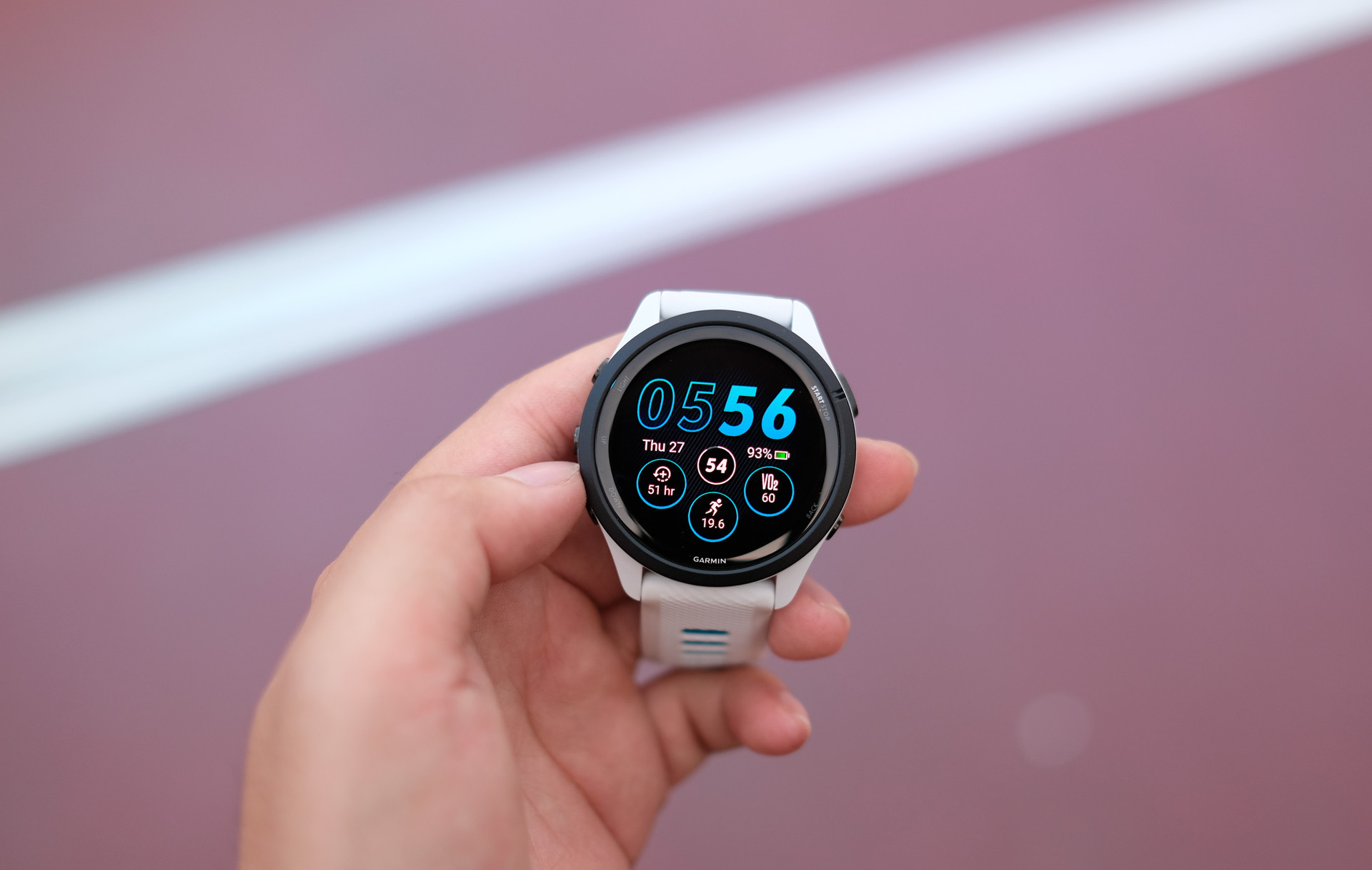 Garmin ra mắt đồng hồ chạy bộ GPS trang bị màn hình AMOLED đầu tiên thế giới, giá từ 11,7 triệu đồng - Ảnh 2.